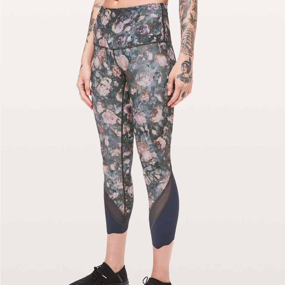 Wunder Under Scalloped hem high rise crop 23”